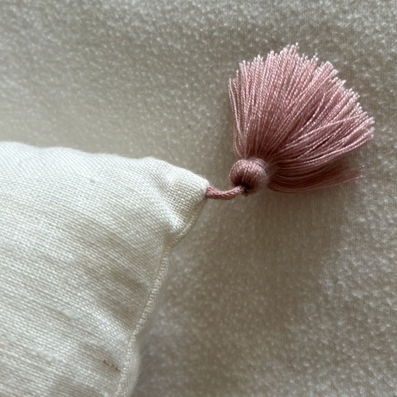Linen pillow with tassels. - Picture 4 of 5